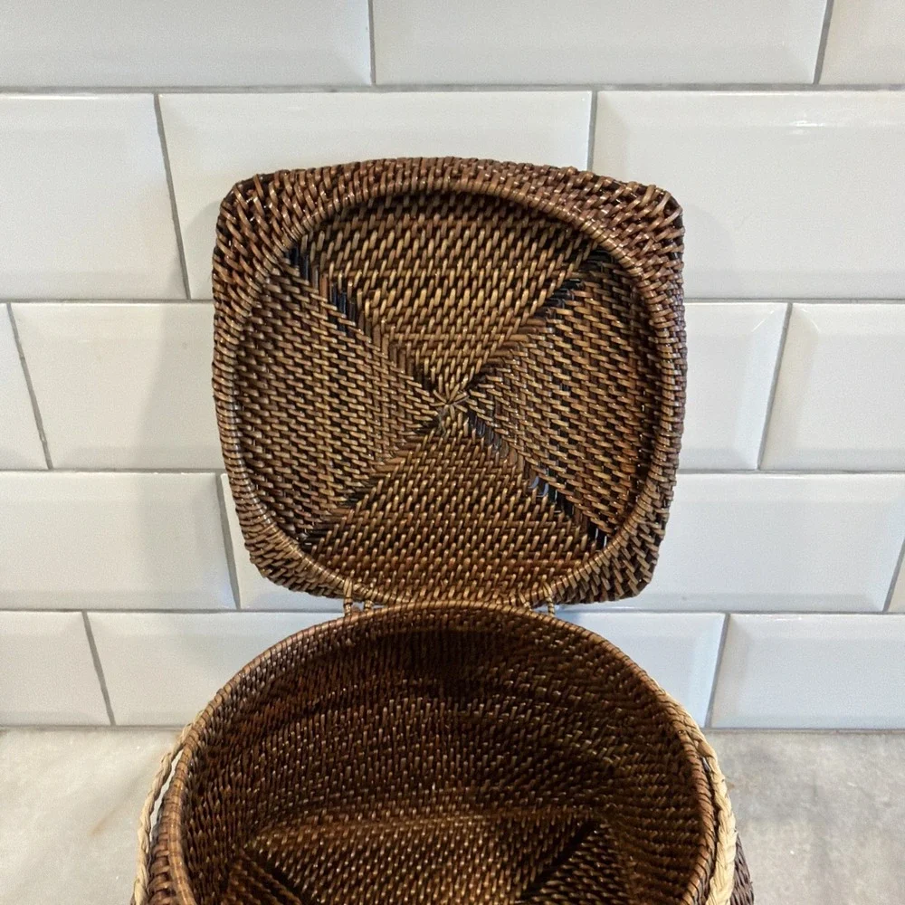 Vintage 1980's Woven Lidded Basket With She'll Decor 003